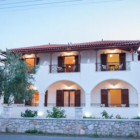 Polichni فندق ليونِذيو