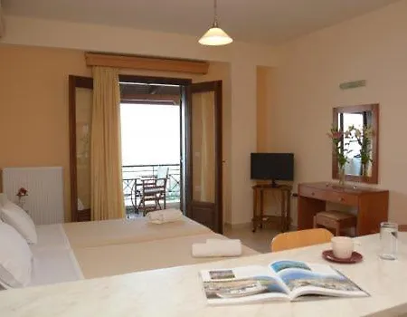 فندق Polichni 3*